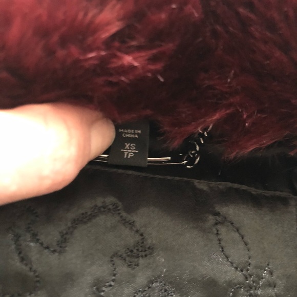 🚫SOLD🚫 Cranberry faux fur women’s coat - Picture 5 of 7